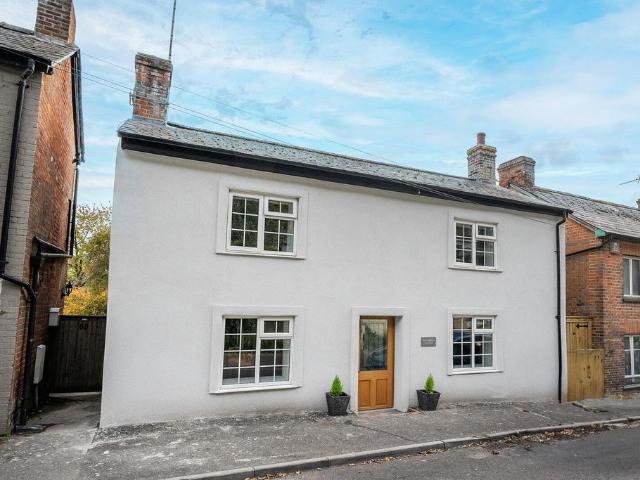 London Road, Whitchurch 3 bed detached house to rent £1,900 pcm £438 pw