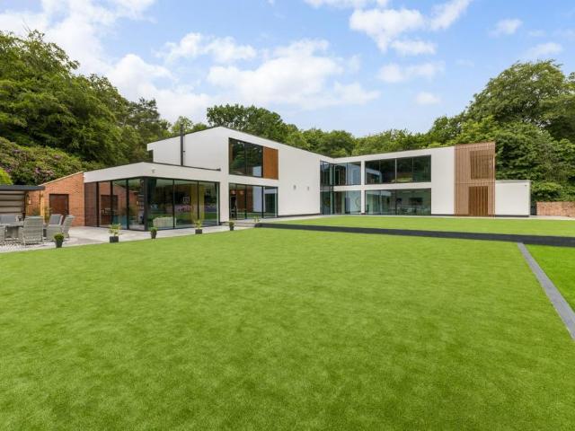 London Road, Windlesham, Surrey 5 bed detached house to rent £25,000 pcm £5,769 pw