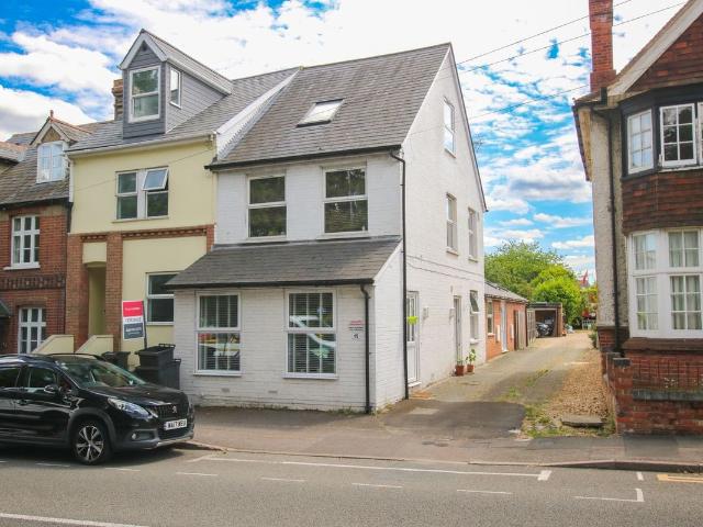 London Road, Wokingham RG40, 1 bed maisonette to rent, £1,250 pcm | PrimeLocation