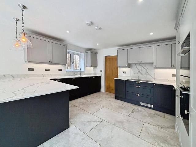 London Road, Addington, West Malling. 4 bed detached house to rent £3,900 pcm £900 pw