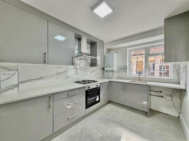 London Road, Ashford TW15 3 bed maisonette to rent £1,800 pcm £415 pw
