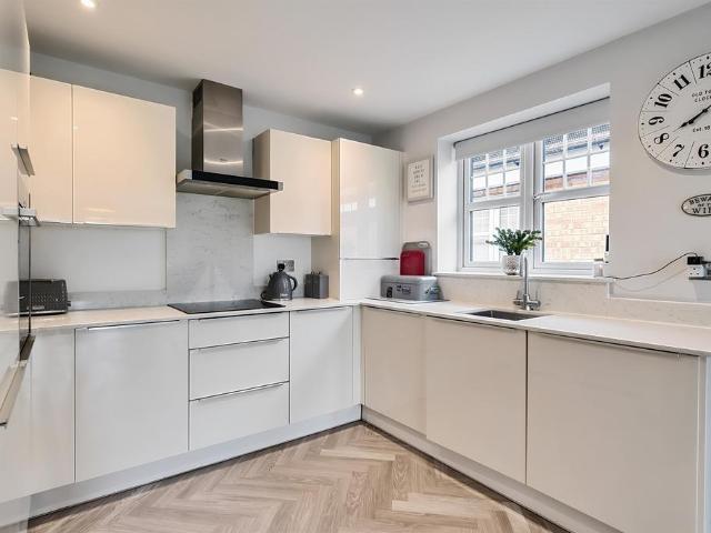 London Road, Aston Clinton, AYLESBURY 2 bed apartment to rent £1,550 pcm £358 pw