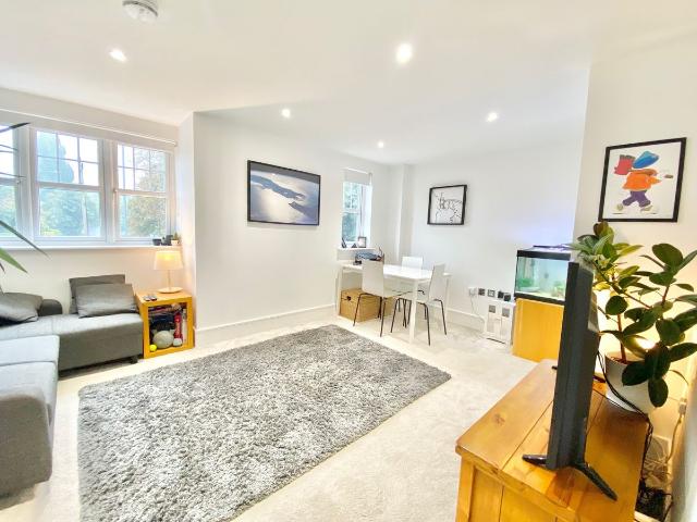 London Road, Aston Clinton, Aylesbury HP22, 2 bed flat to rent, £1,500 pcm | PrimeLocation