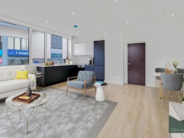 London Road, Aquila House RH1, 3 bed flat to rent, £1,825 pcm | PrimeLocation