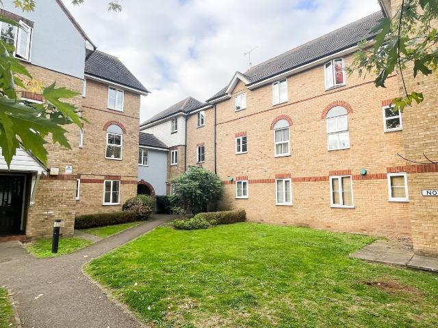 London Road, Benfleet, Essex SS7, 2 bed flat to rent, £1,200 pcm | PrimeLocation