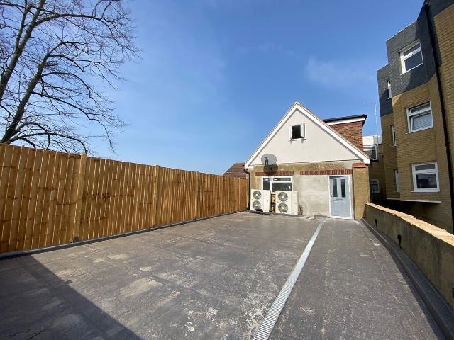 London Road, Benfleet SS7, 2 bed flat to rent, £1,150 pcm | PrimeLocation