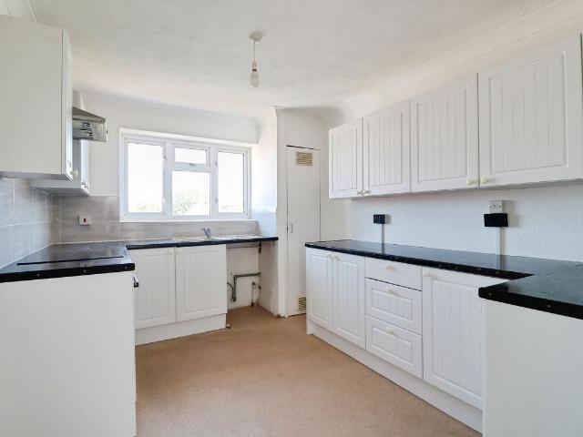 London Road, Benfleet SS7, 2 bed flat to rent, £1,200 pcm | PrimeLocation