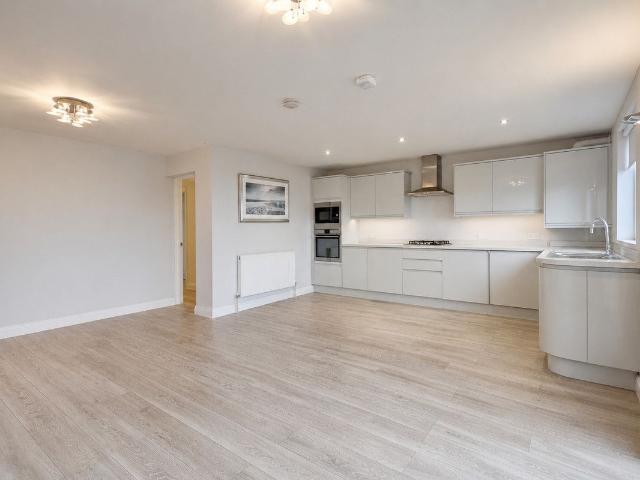 London Road, Benfleet SS7, 2 bed flat to rent, £1,500 pcm | PrimeLocation