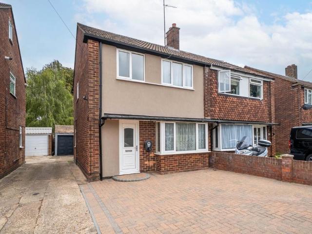 London Road, Bedfordshire LU6 3 bed semi detached house to rent £1,700 pcm £392 pw