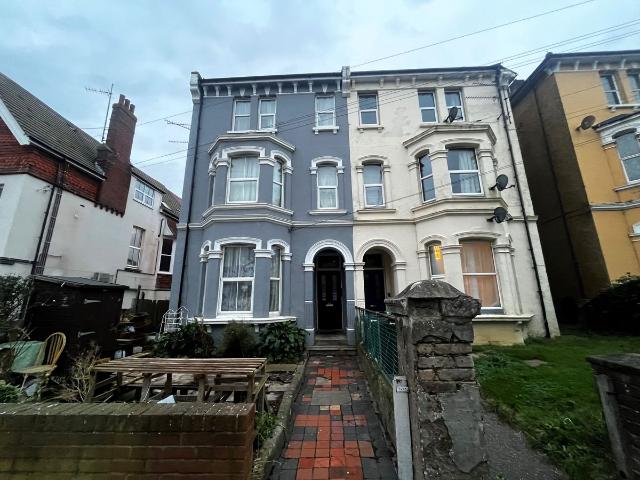 London Road, Bexhill On Sea TN39, 2 bed flat to rent, £1,000 pcm | PrimeLocation