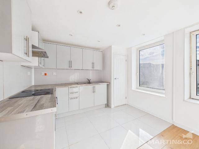 London Road, Bognor Regis PO21, 2 bed flat to rent, £1,050 pcm | PrimeLocation