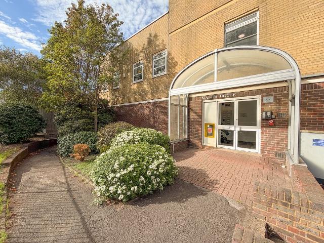 London Road, Blackwater, Camberley GU17, 2 bed flat to rent, £1,300 pcm | PrimeLocation