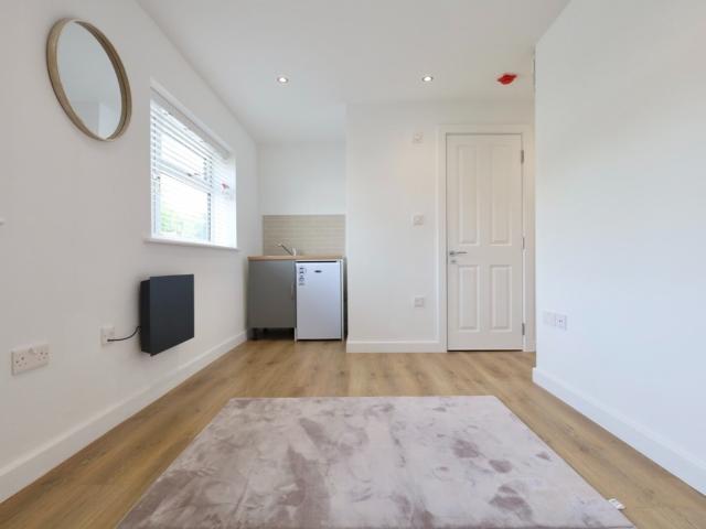 London Road, Brentford TW8, Studio to rent, £1,050 pcm | PrimeLocation