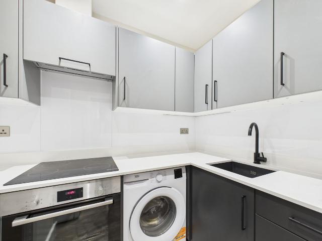 London Road, Burgess Hill RH15, 1 bed flat to rent, £1,250 pcm | PrimeLocation
