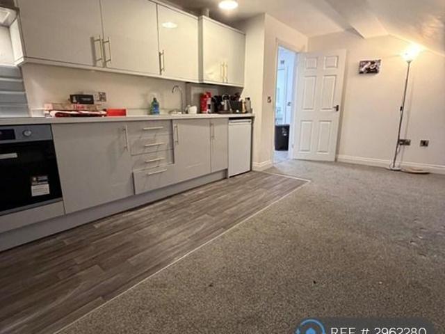 London Road, Buxton, SK17 2 bed flat to rent £400 pcm £92 pw