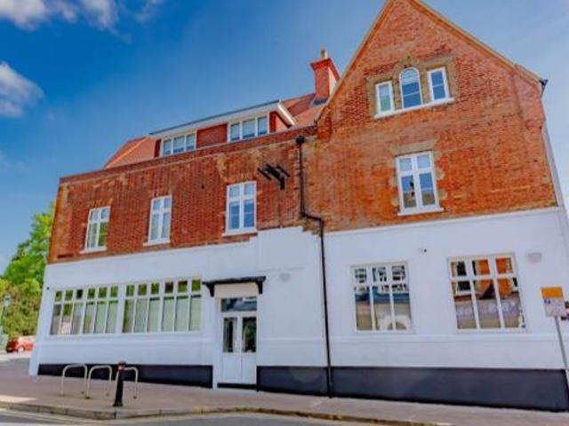 London Road, Camberley, GU15 1 bed flat to rent £1,225 pcm £283 pw