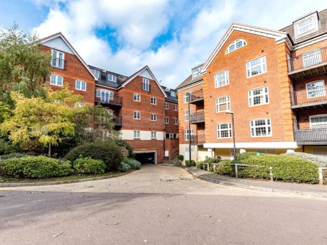 London Road, Camberley, Surrey GU15, 1 bed flat to rent, £1,100 pcm | PrimeLocation