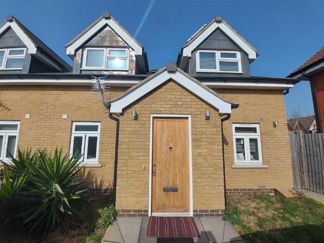 London Road, Cheam SM3 3 bed bungalow to rent £2,300 pcm £531 pw