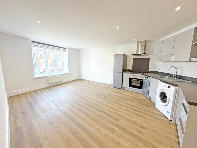 London Road, East Grinstead 1 bed apartment to rent £1,200 pcm £277 pw