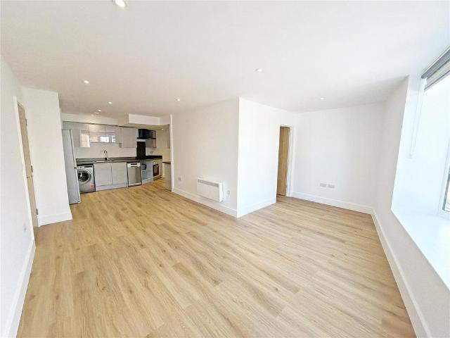 London Road, East Grinstead 1 bed apartment to rent £1,325 pcm £306 pw