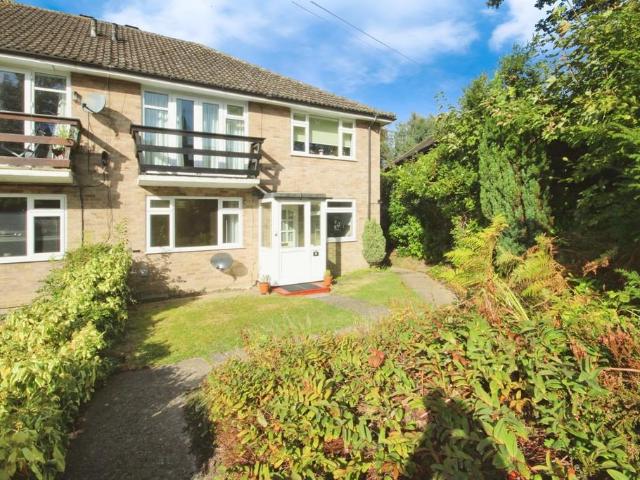 London Road, East Grinstead 2 bed ground floor maisonette to rent £1,650 pcm £381 pw