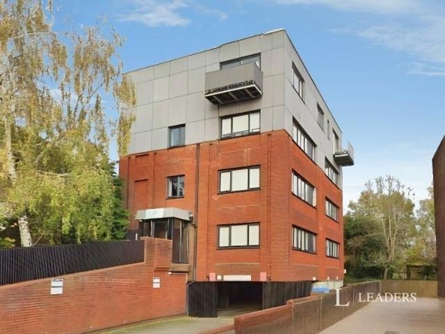London Road, East Grinstead, West. Studio to rent £1,050 pcm £242 pw