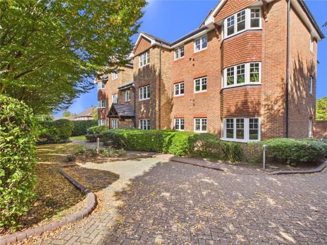 London Road, East Grinstead, West Sussex RH19, 2 bed flat to rent, £1,450 pcm | PrimeLocation