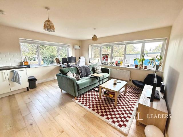 London Road, East Grinstead, West. 1 bed flat to rent £1,250 pcm £288 pw