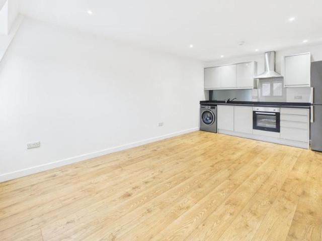 London Road, East Grinstead RH19 2 bed apartment to rent £1,350 pcm £312 pw