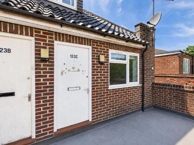 London Road, East Grinstead RH19 2 bed apartment to rent £1,400 pcm £323 pw