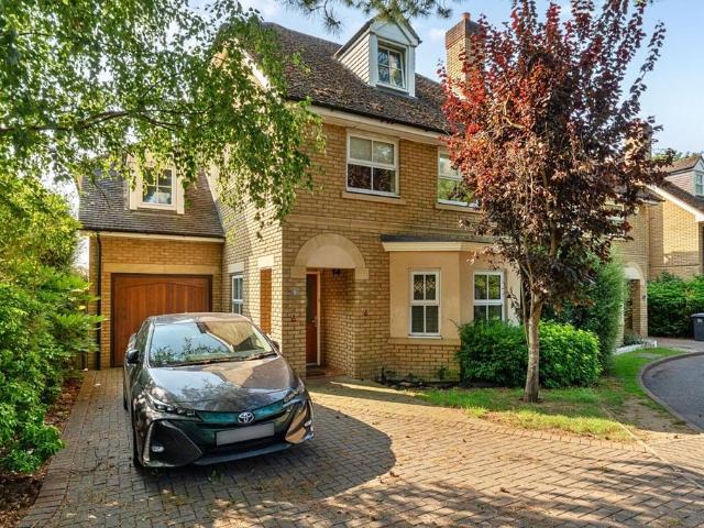 London Road, Englefield Green TW20 4 bed detached house to rent £3,250 pcm £750 pw