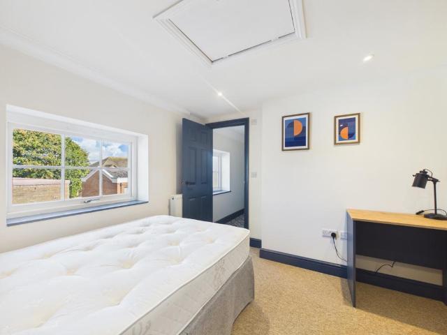 London Road, Gloucester. 1 bed house of multiple occupation to rent £825 pcm £190 pw