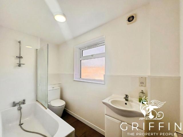 London Road, Grays, RM17