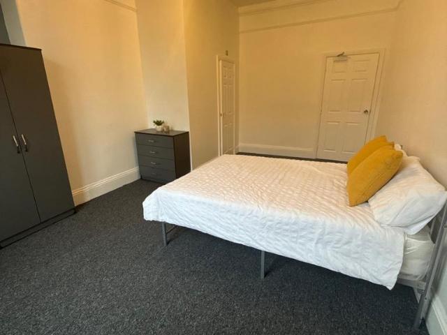 London Road, Grantham, NG31 2 bed house share to rent £1,055 pcm £243 pw