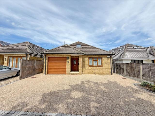 London Road, Great Notley, Braintree CM77, 3 bed detached bungalow to rent, £2,000 pcm | PrimeLocation