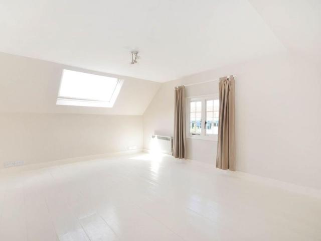 London Road, Guildford, GU1 1 bed flat to rent £1,600 pcm £369 pw