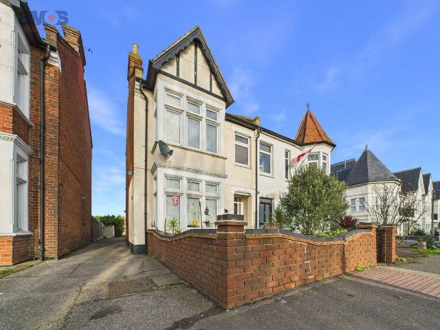 London Road, Hadleigh SS7, 2 bed flat to rent, £1,250 pcm | PrimeLocation