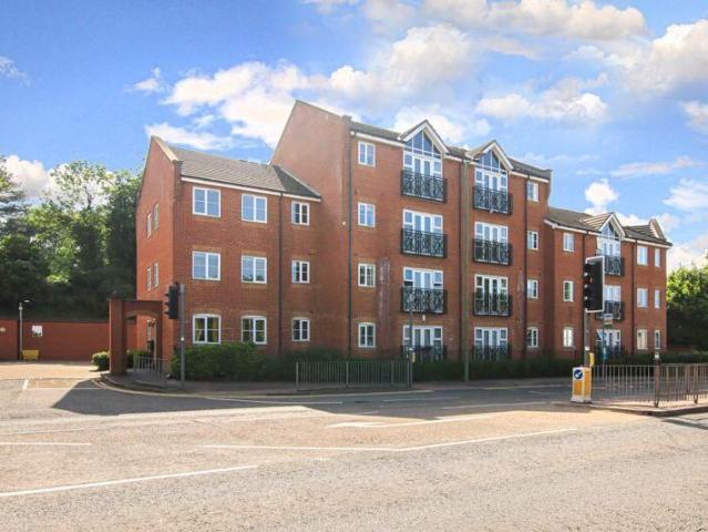 London Road, Hemel Hempstead HP3, 1 bed flat to rent, £1,400 pcm | PrimeLocation