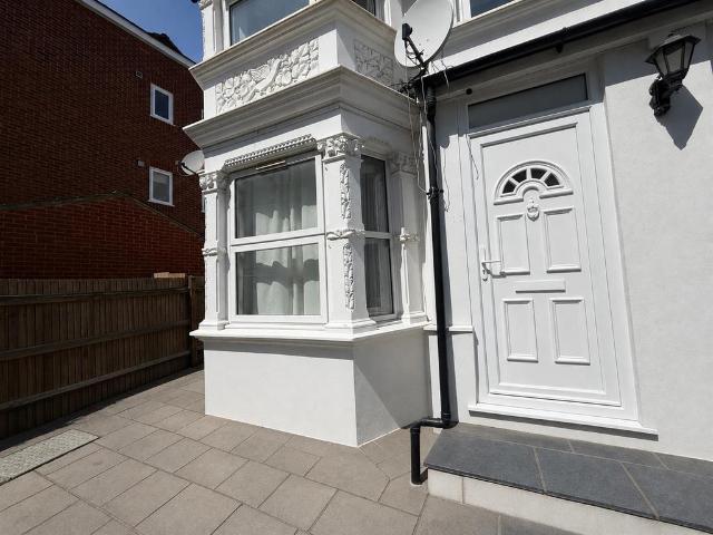 London Road, Hounslow 4 bed apartment to rent £3,000 pcm £692 pw
