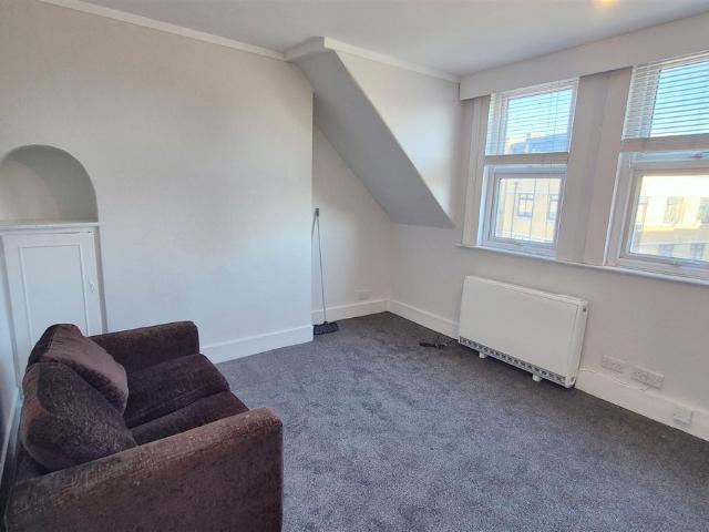 London Road, Isleworth TW7, 1 bed flat to rent, £1,275 pcm | PrimeLocation