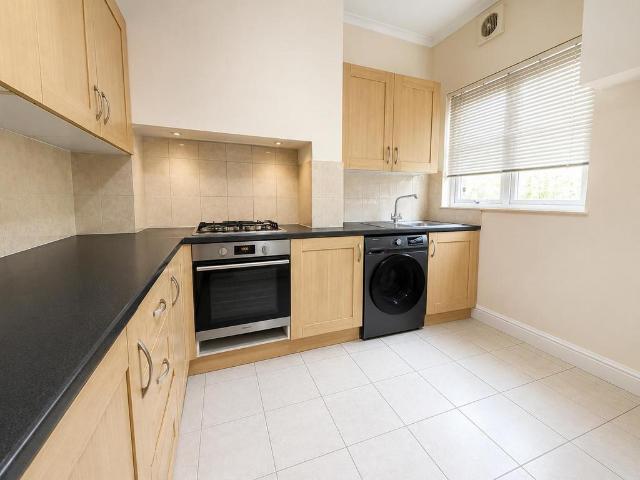 London Road, Isleworth TW7 2 bed flat to rent £1,750 pcm £404 pw