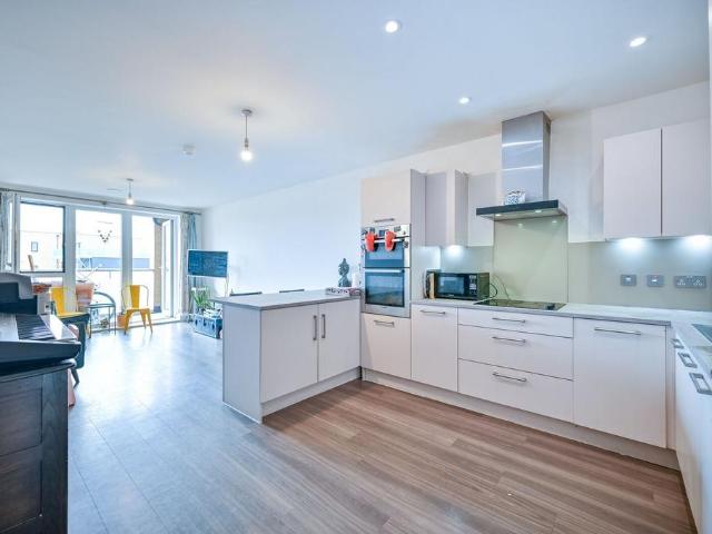 London Road, Isleworth, TW7 3 bed flat to rent £2,550 pcm £588 pw