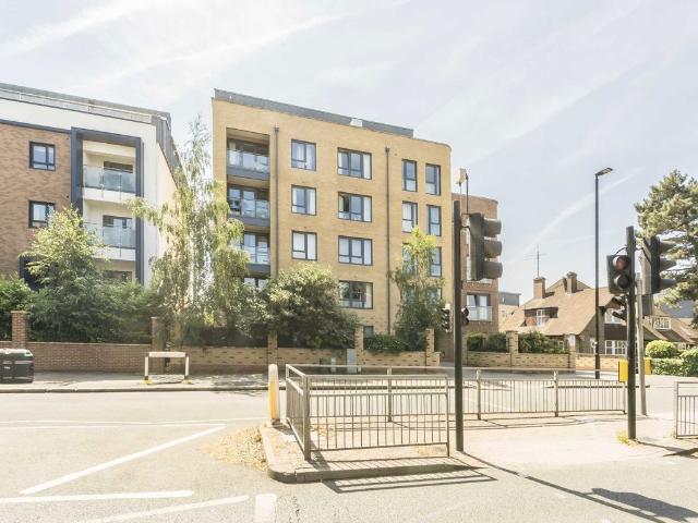 London Road, Isleworth TW7, 3 bed flat to rent, £2,550 pcm | PrimeLocation