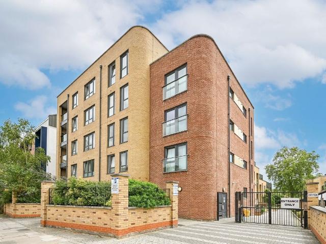 London Road, Isleworth TW7, 3 bed flat to rent, £2,550 pcm | PrimeLocation