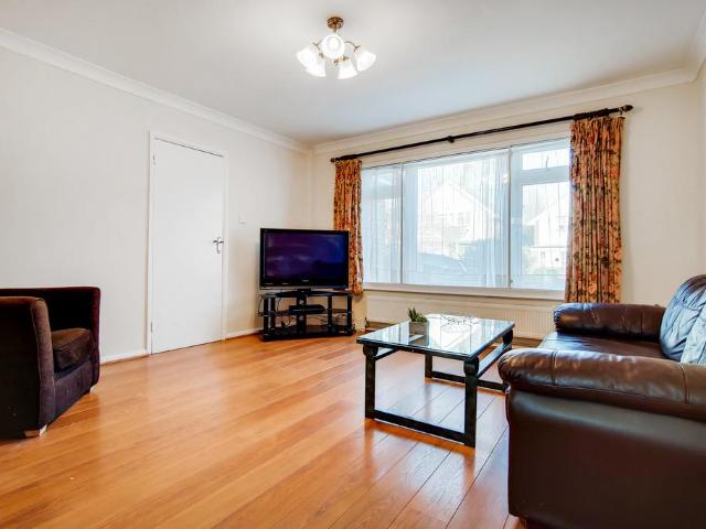 London Road, Isleworth TW7 5 bed semi detached house to rent £2,600 pcm £600 pw