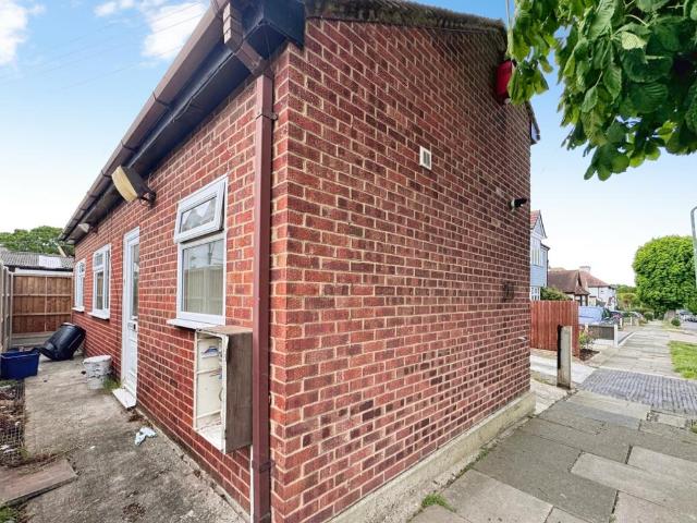 London Road, Leigh On Sea 1 bed bungalow to rent £1,100 pcm £254 pw