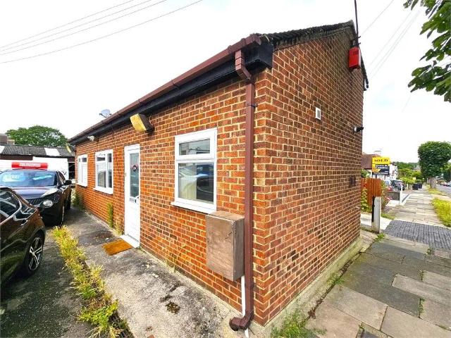London Road, Leigh on Sea, Leigh on. 1 bed bungalow to rent £1,100 pcm £254 pw