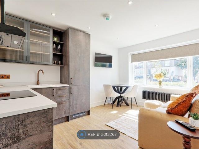 London Road, Leigh On Sea SS9, 1 bed flat to rent, £1,200 pcm | PrimeLocation