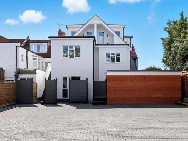 London Road, Leigh on Sea SS9 2 bed apartment to rent £2,200 pcm £508 pw