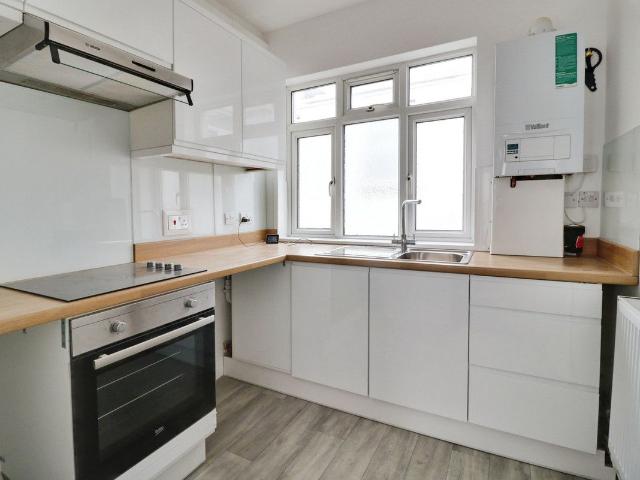 London Road, Leigh On Sea SS9, 2 bed flat to rent, £1,100 pcm | PrimeLocation